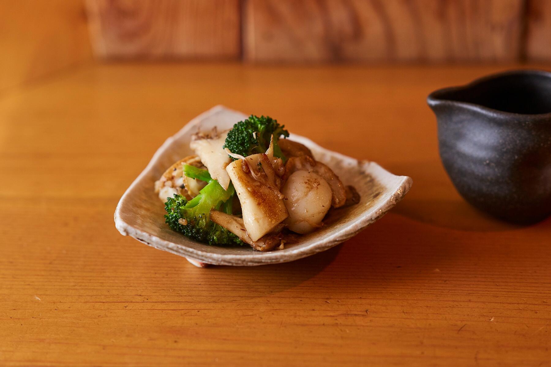 ガツンと食欲を刺激する“ベビー帆立ときのこ、ブロッコリーのアンチョビ炒め”