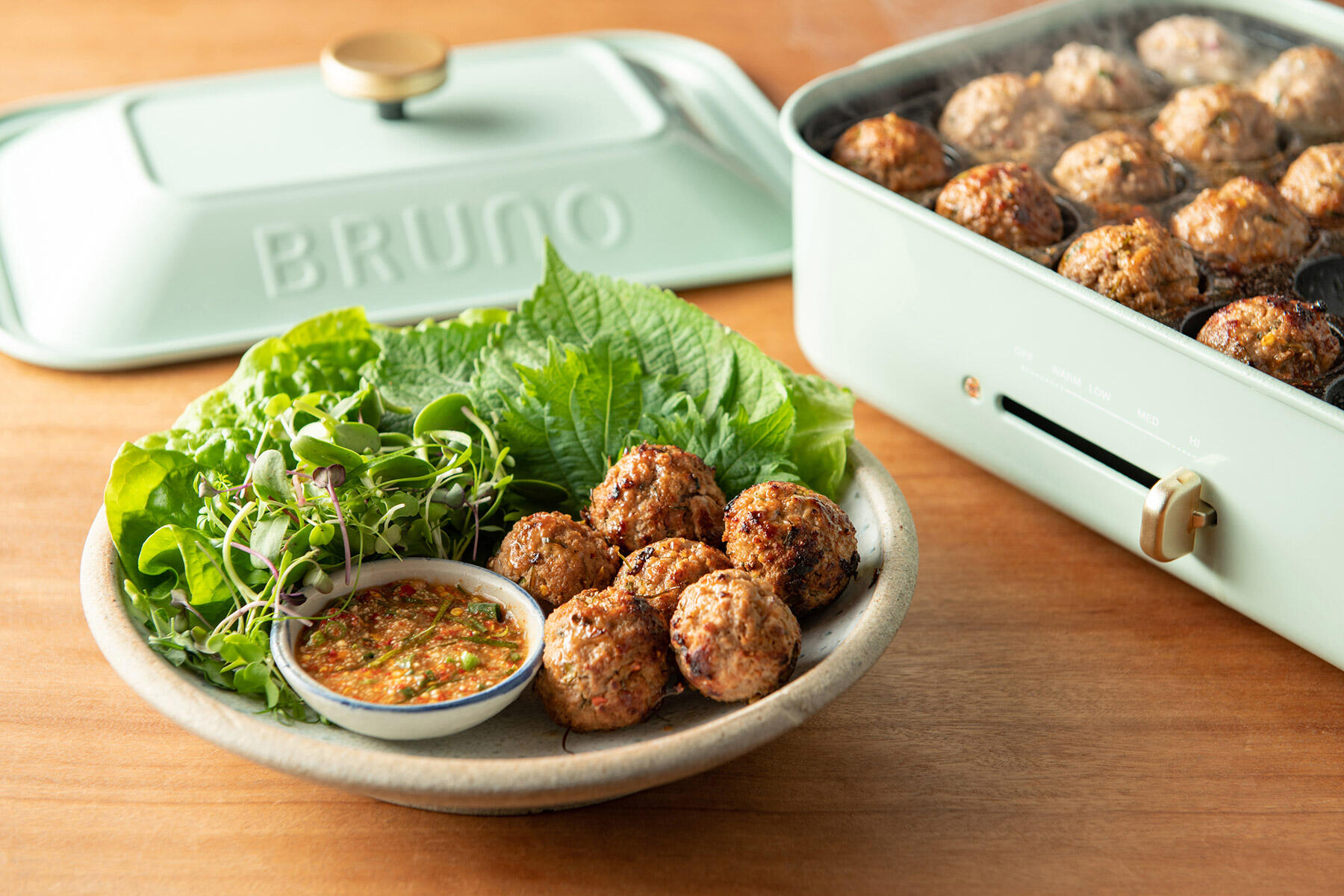 スッパイシー肉団子と江戸前ハーブサラダ~ラープムートート~