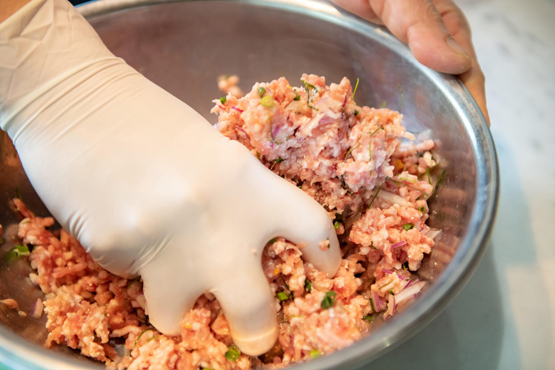 豚ひき肉をこねる