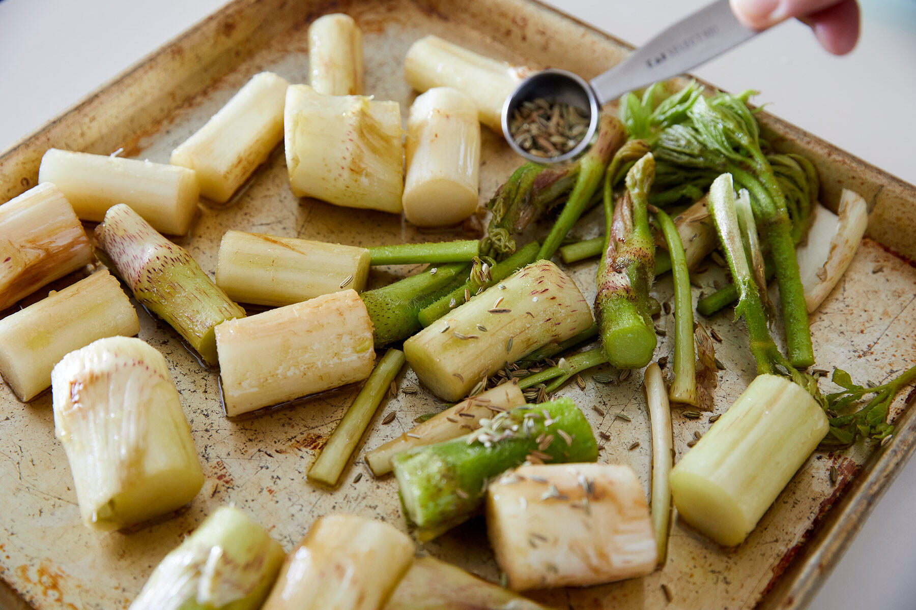 うどにスパイスをからめる