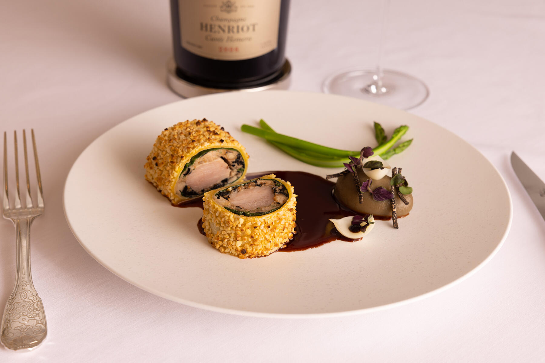 「アンリオ キュヴェ エメラ 2006」×ブルターニュ産仔牛 野生のきのことリドヴォーのアーモンドクルート ソースフィナンシェール