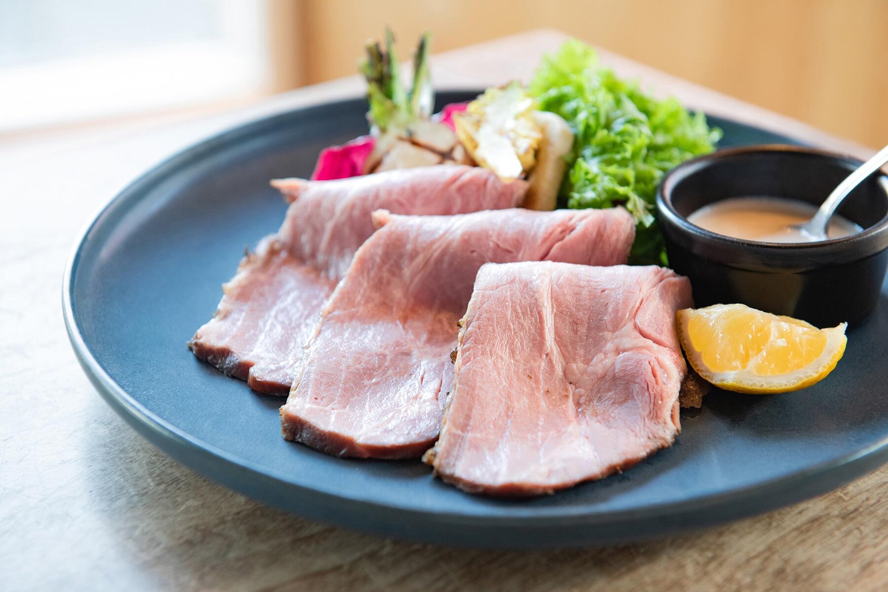 低温調理 肩ロースステーキ レフォール＆シャリアピンソース