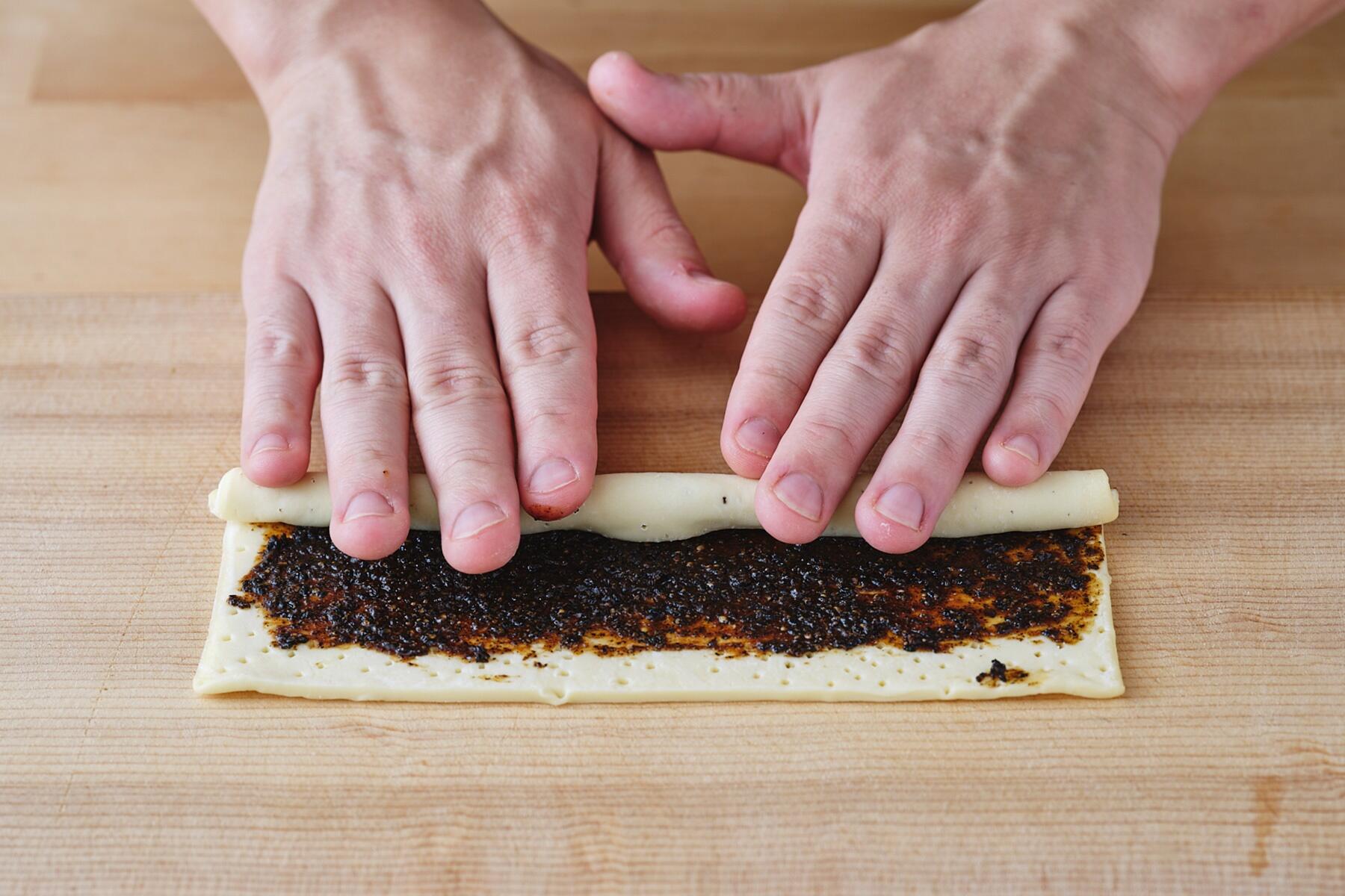 ペーストを塗り、巻く