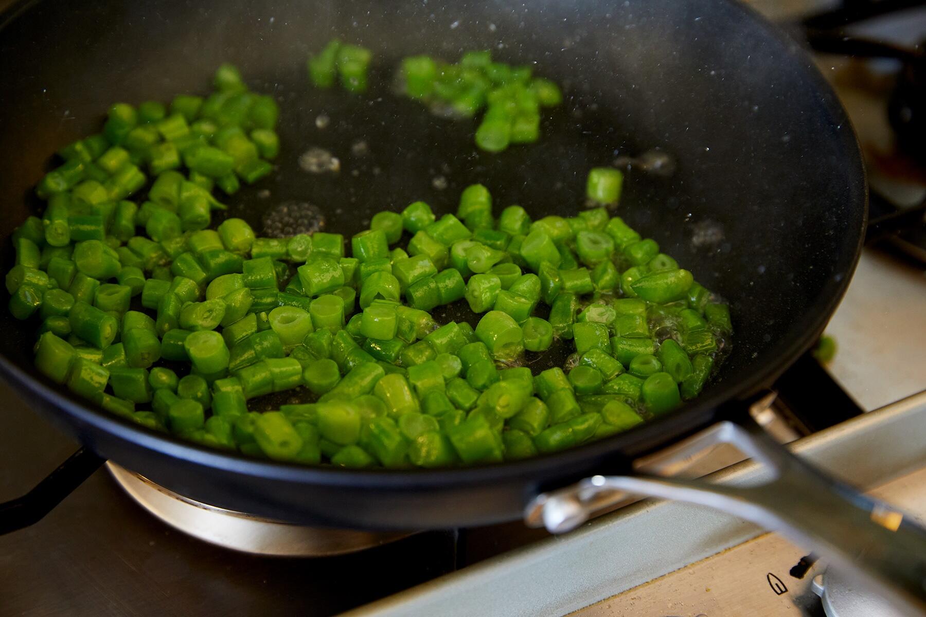 さやいんげんを炒める