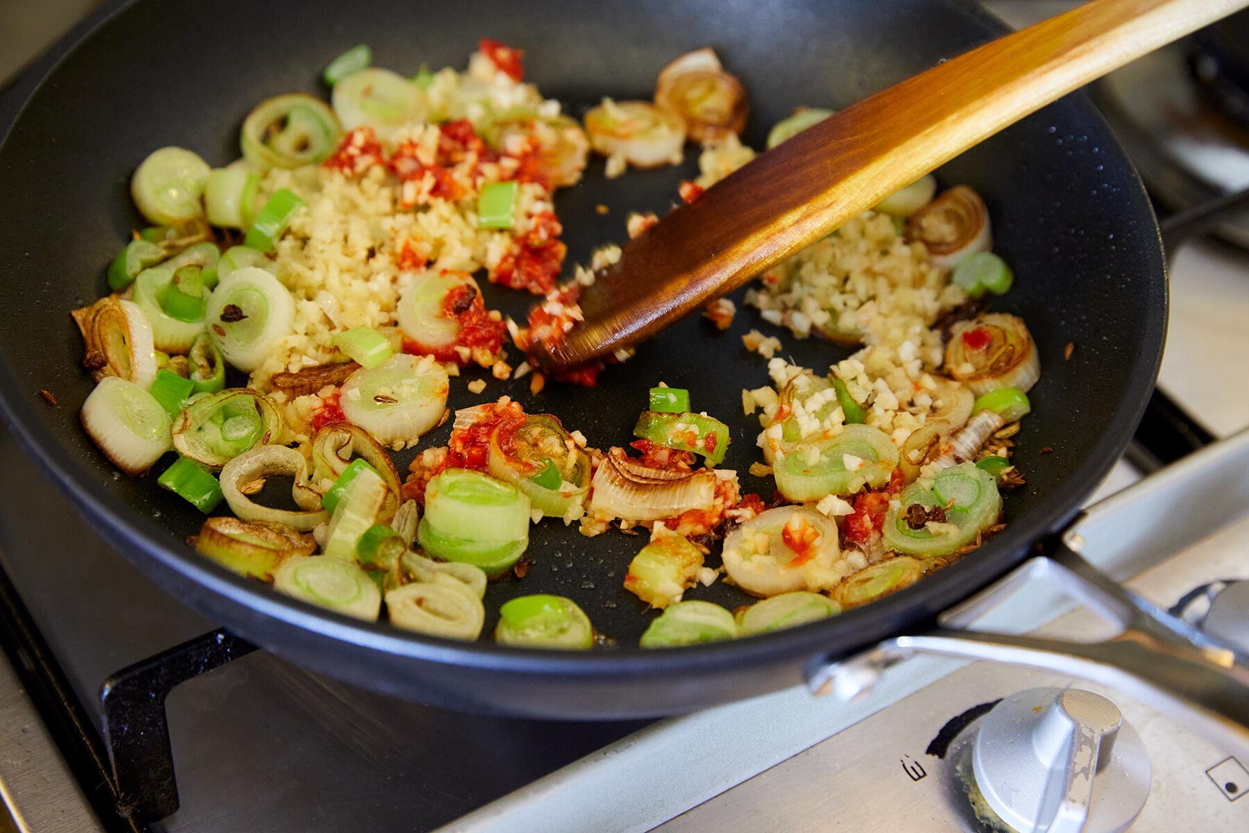 豆板醤を加える