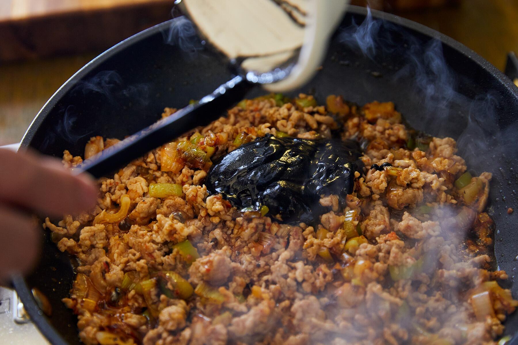 練り胡麻を加える