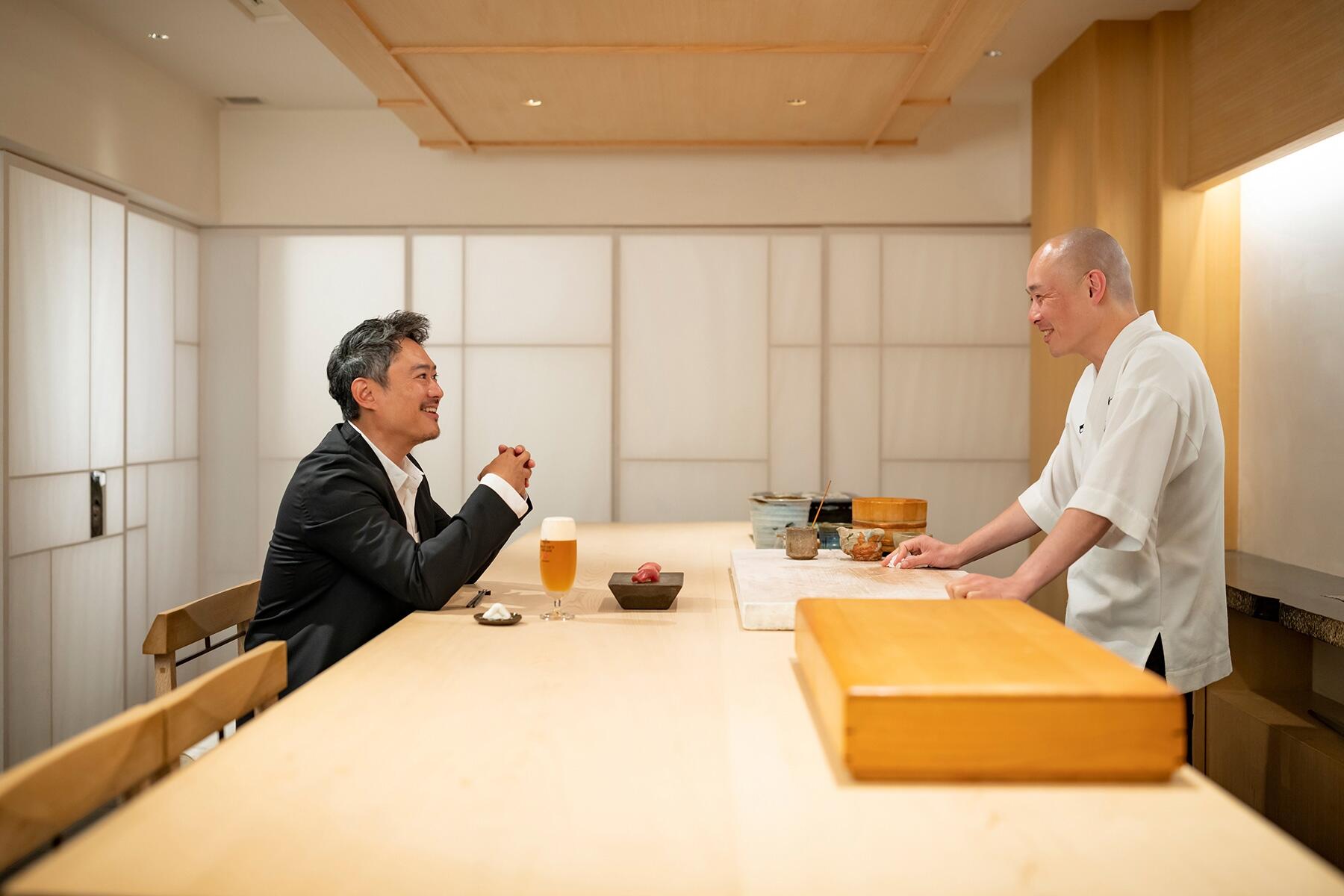 カウンター越しに語る2人