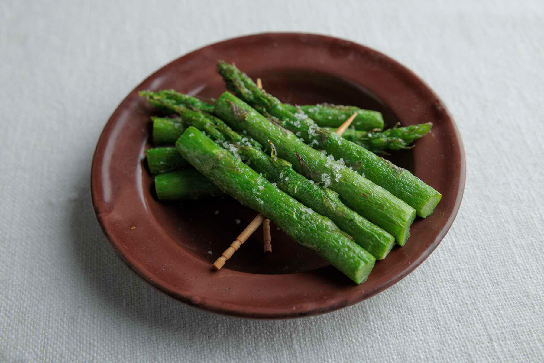 青い美味しさが際立つ“グリーンアスパラガスの素揚げ”