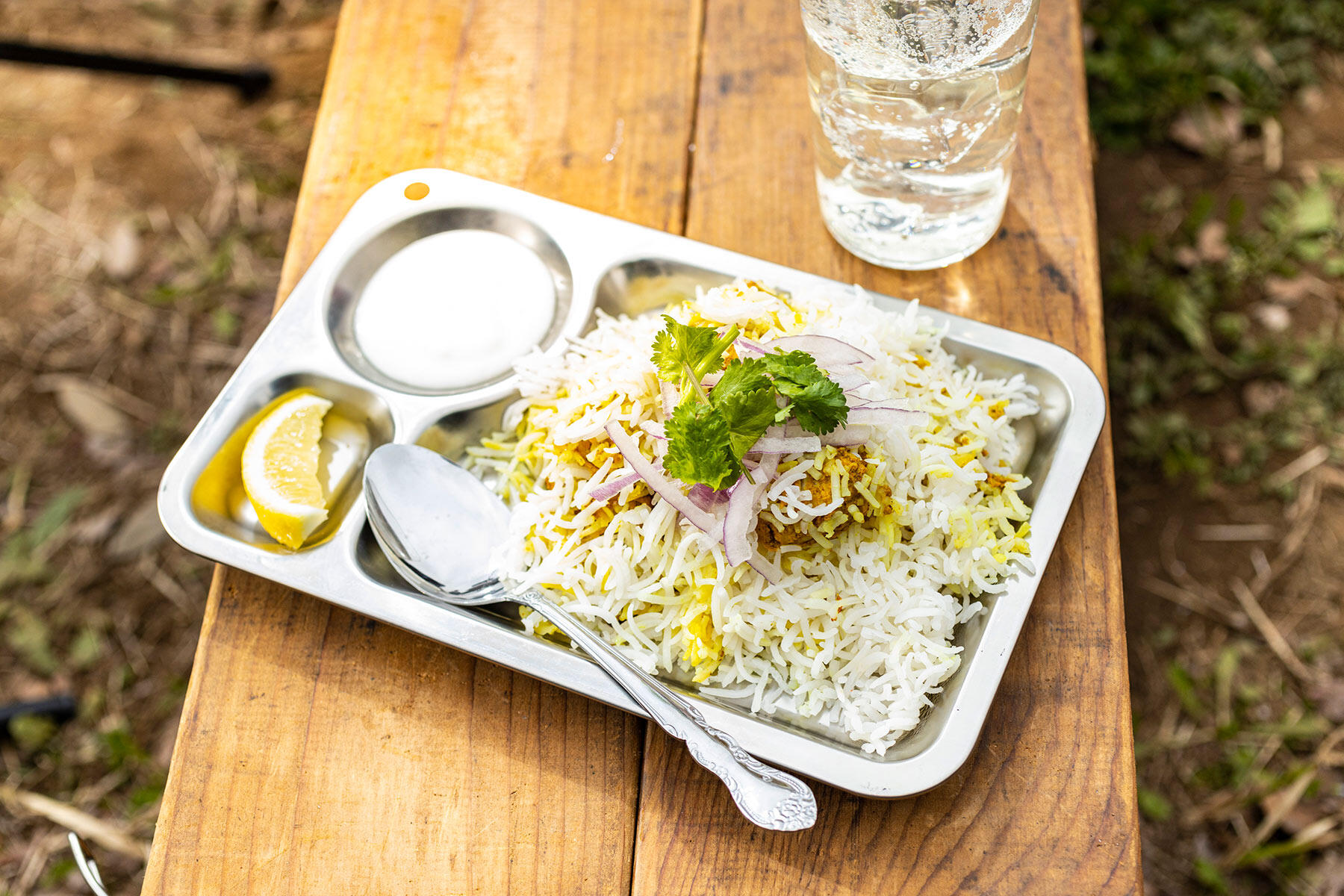 「隠し蔵」のハイボールとチキンビリヤニ