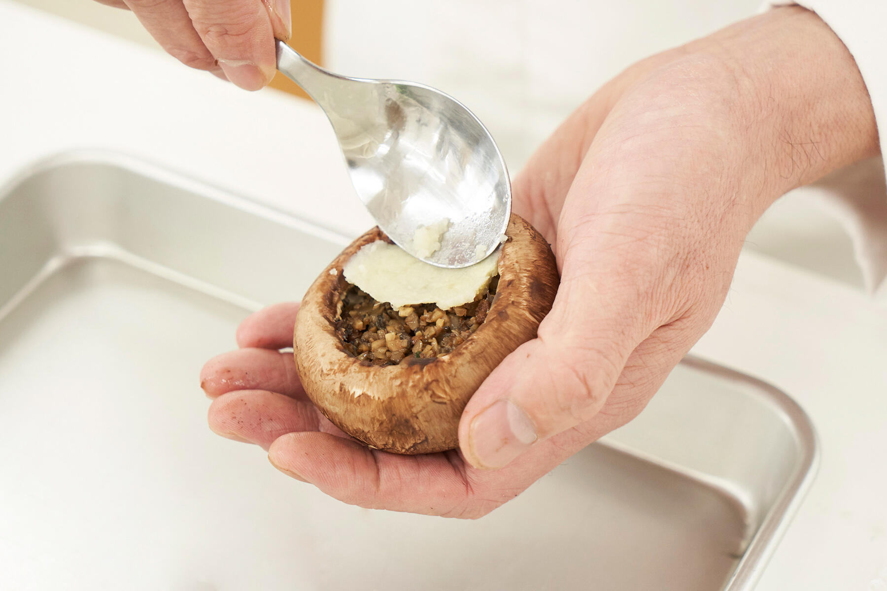 マッシュルームにフィリングを詰める