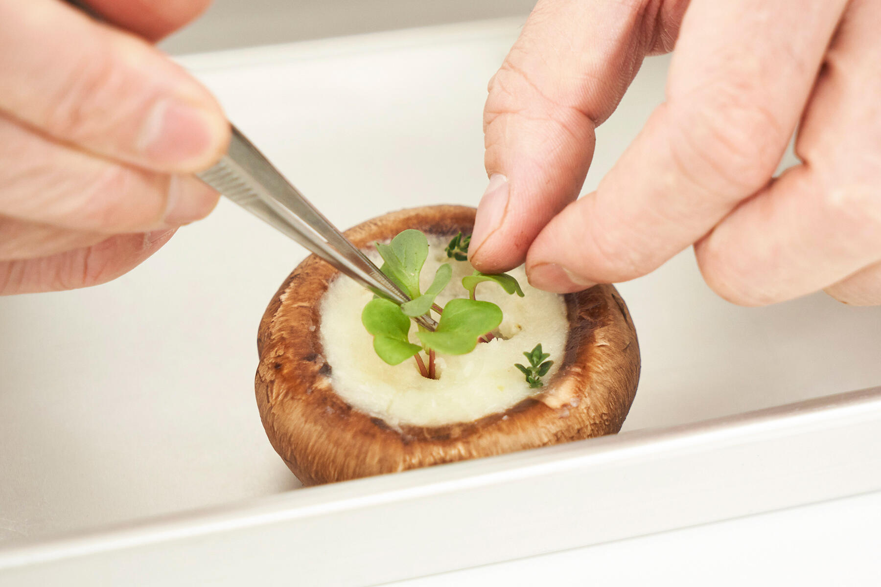 マッシュルームにフィリングを詰める