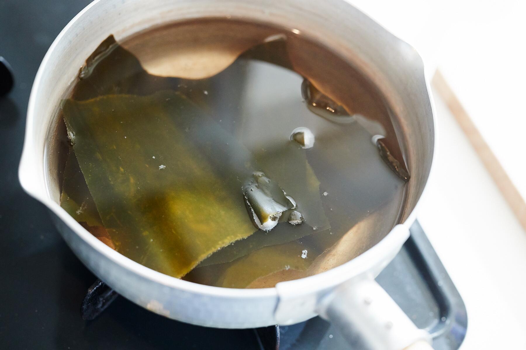 昆布を水につける