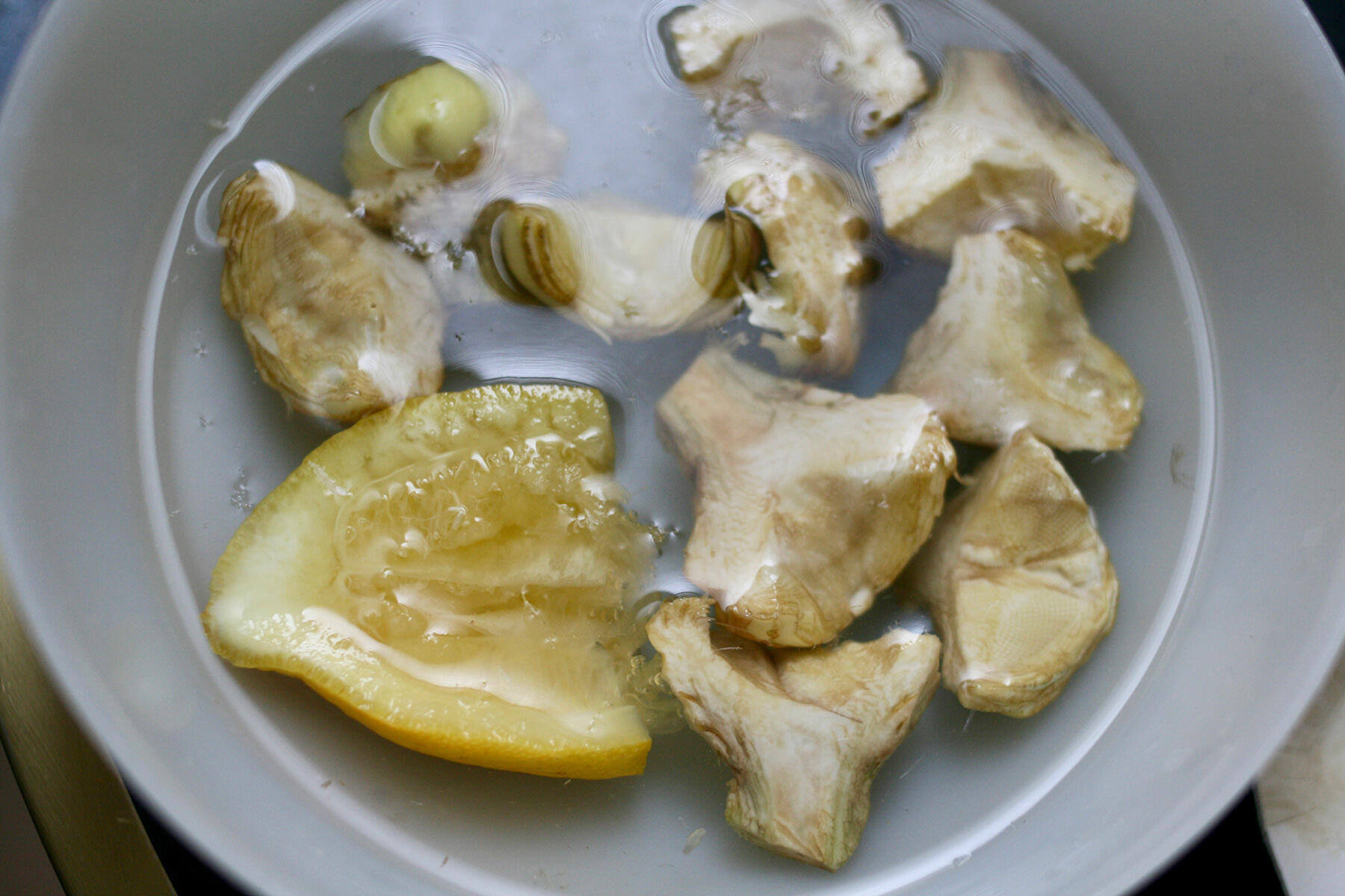 すぐにレモン水に入れる