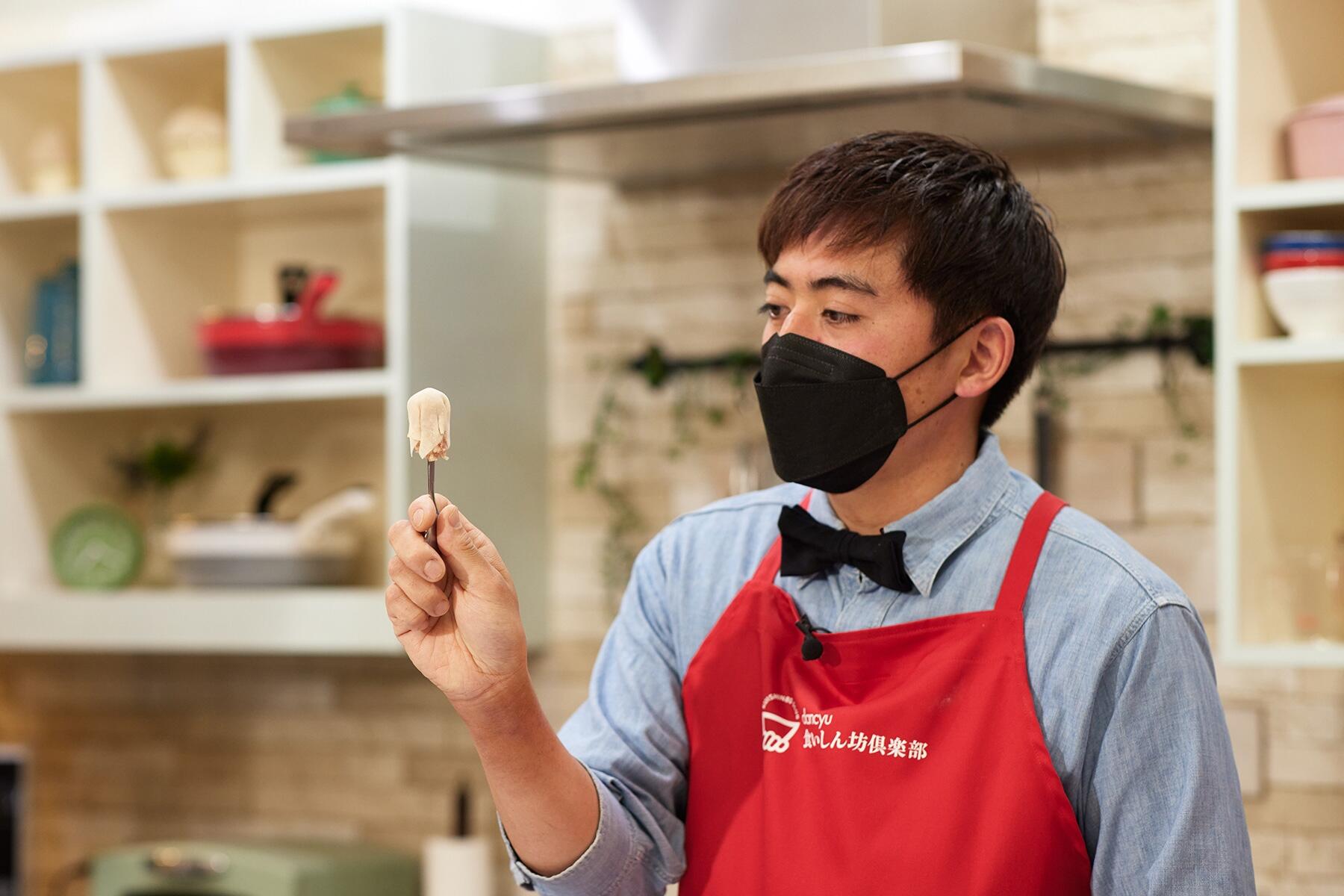 スプーンを使って握る