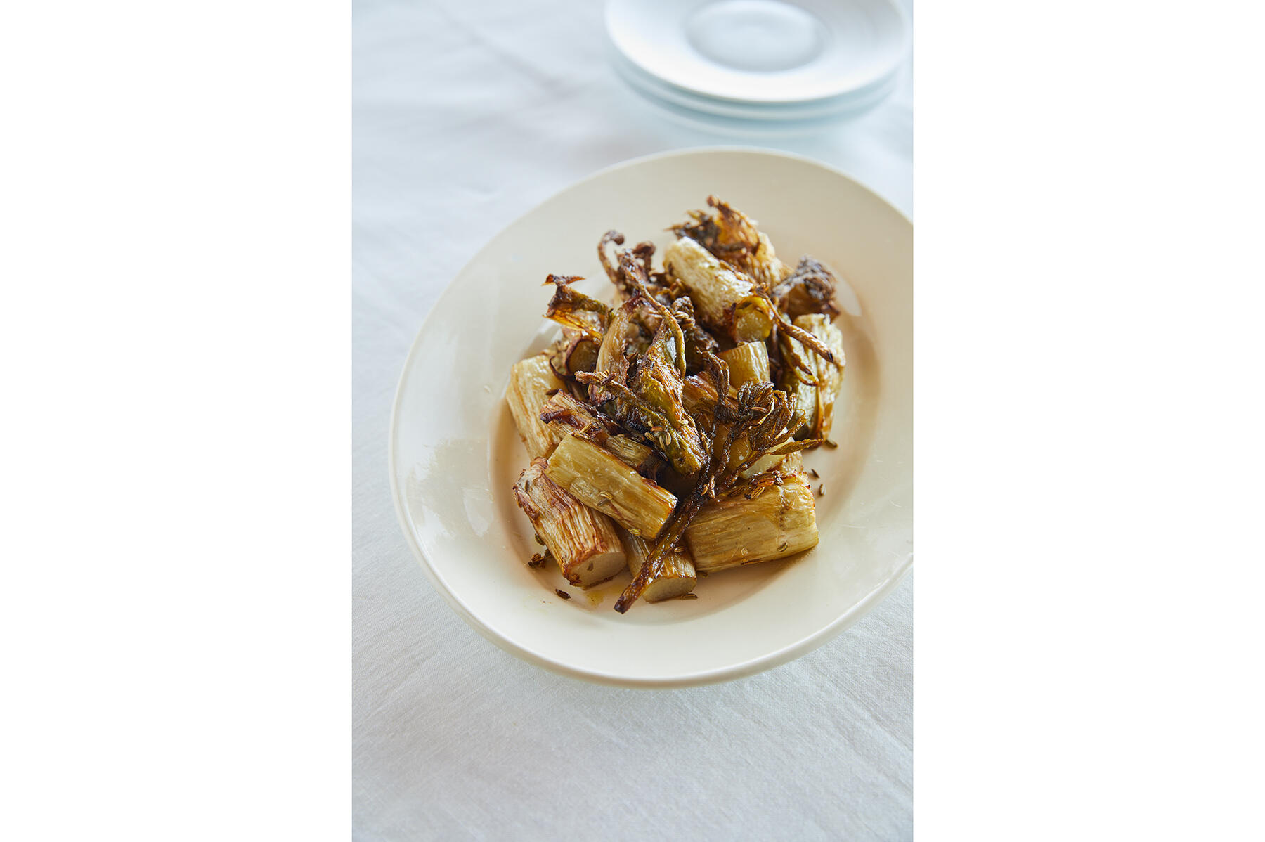 フェンネルの甘い香りが漂う“うどのスパイスオーブン焼き”