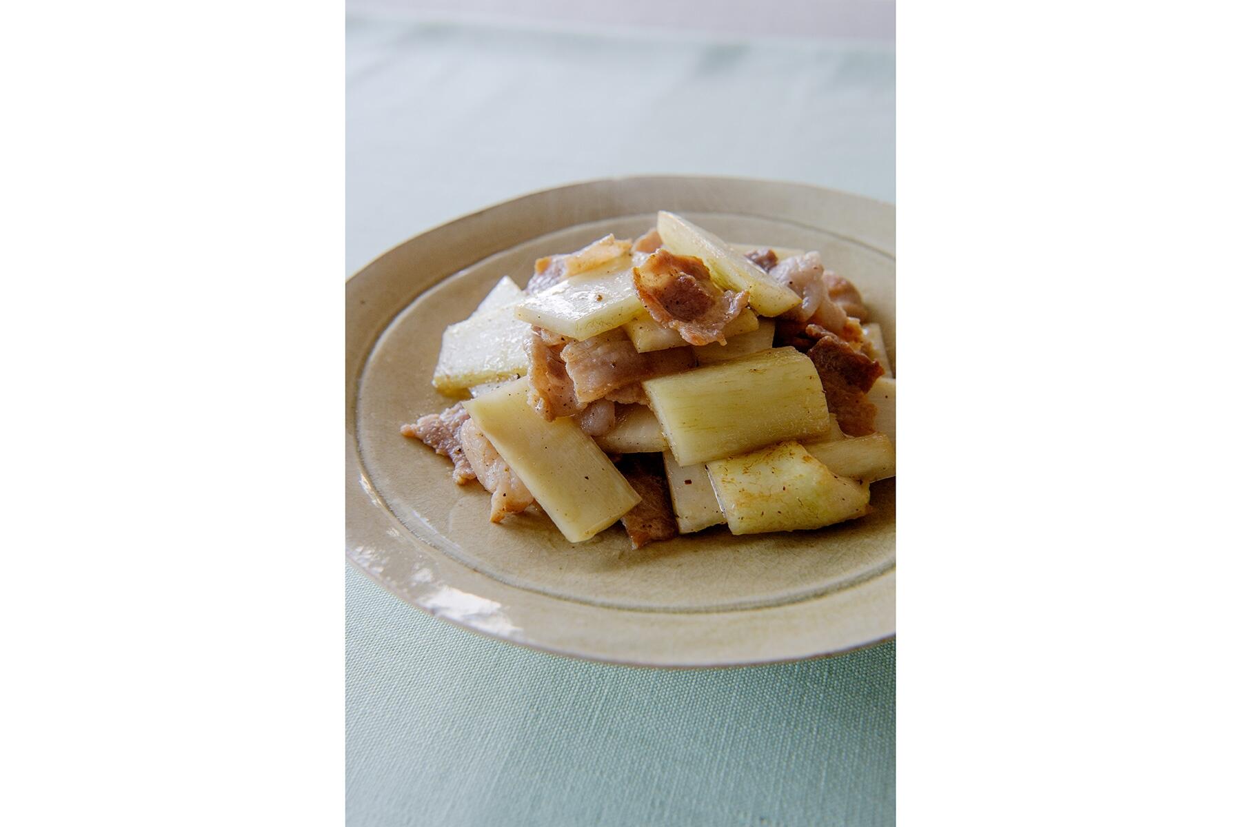 まろやかな味わいの“うどと豚肉の塩炒め”