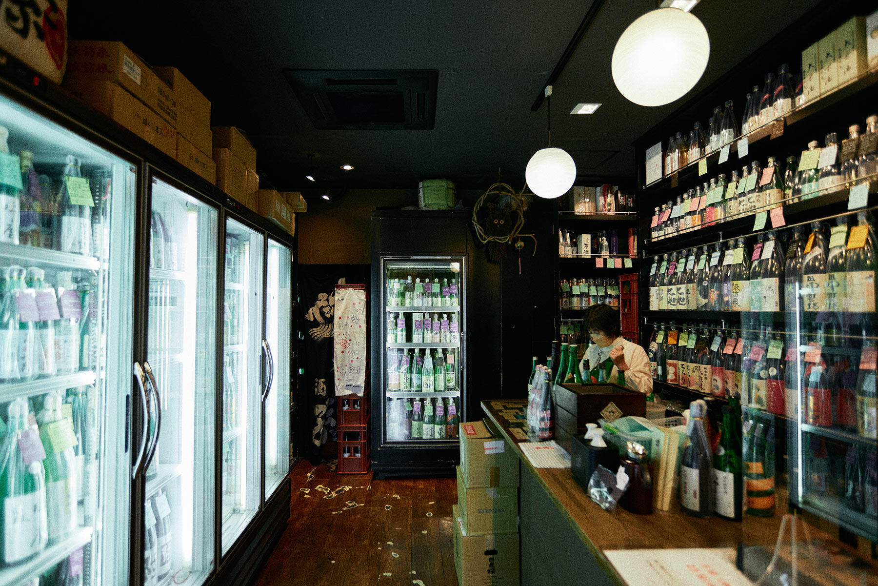 ニシザワ酒店の店内。