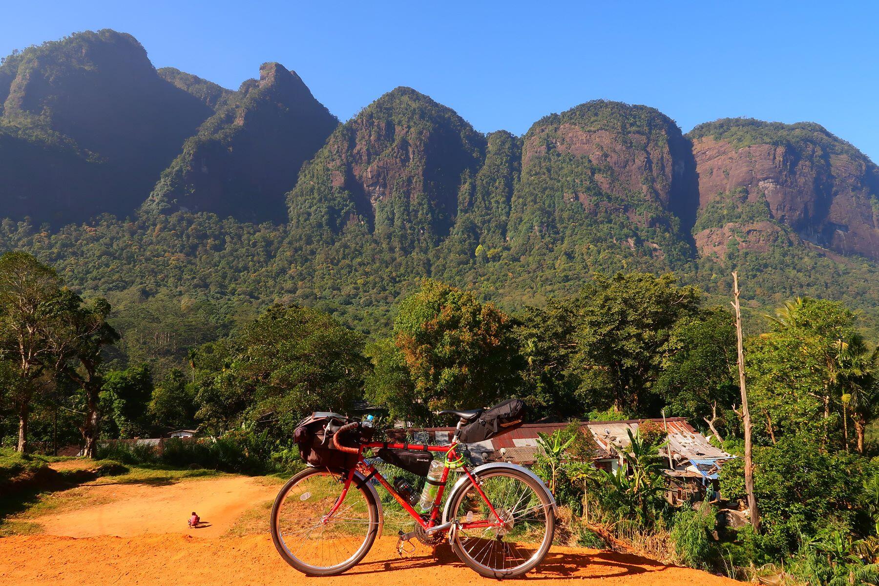 茶畑の谷からそびえる5連岩