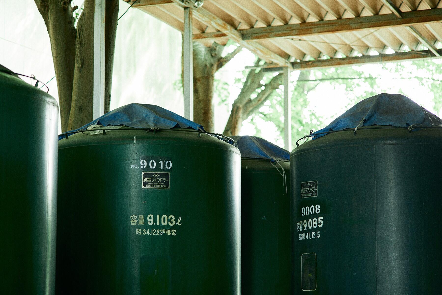 熟成酒が詰まったタンク