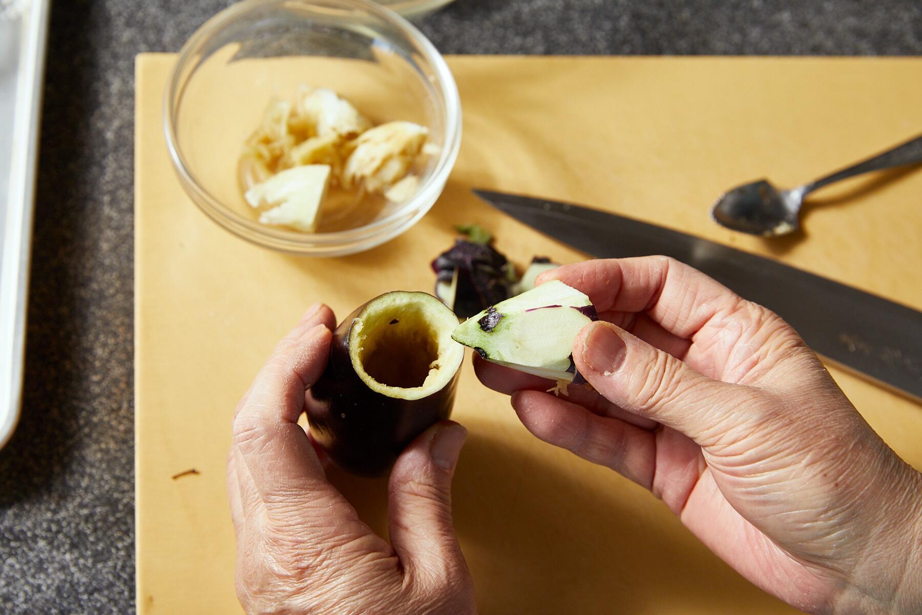 なすをくりぬく