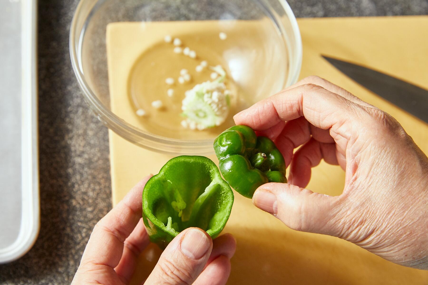 ピーマンの種をとる