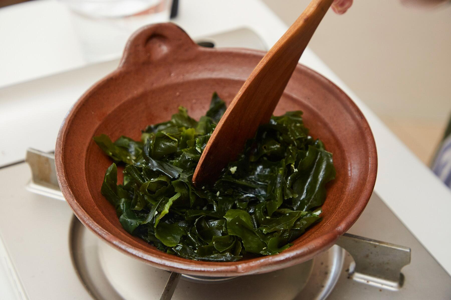 わかめを炒める