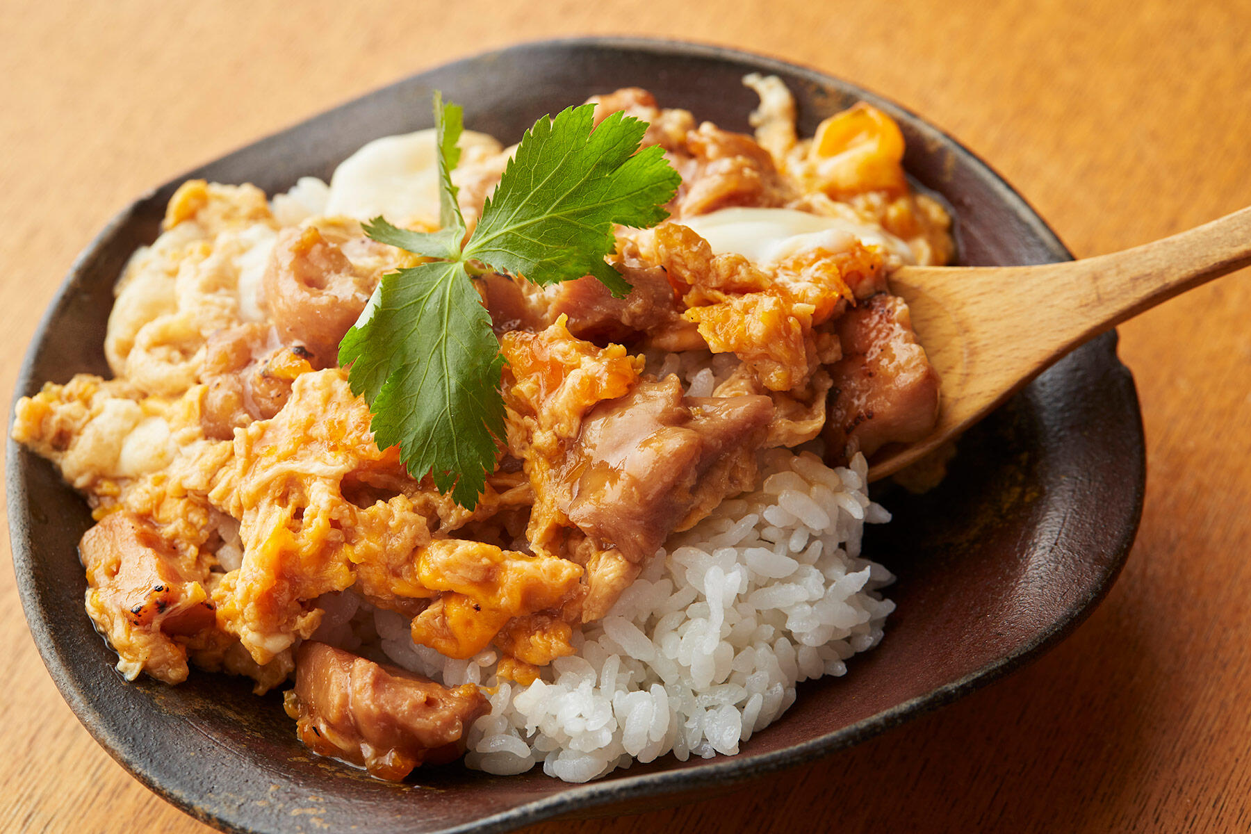 甘辛味が美味しい缶詰でつくれる“焼鳥親子丼”