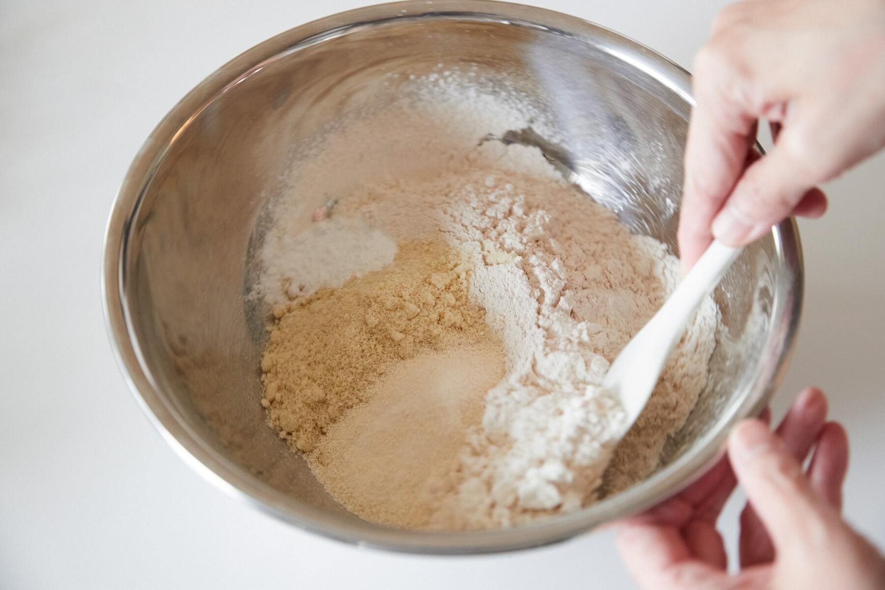 粉を混ぜる