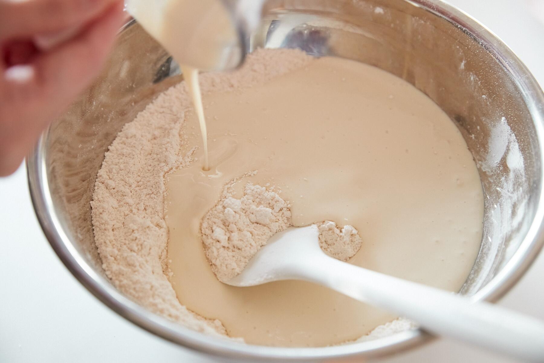 粉と豆腐を混ぜる