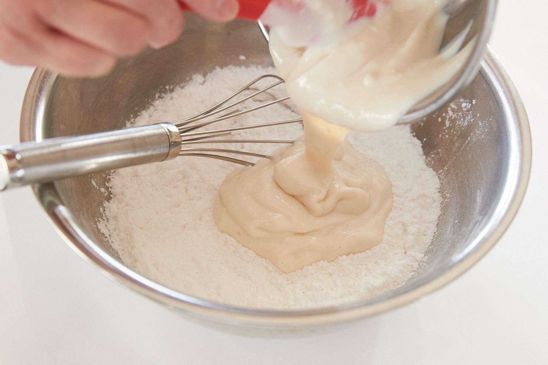 粉とヨーグルトを混ぜる