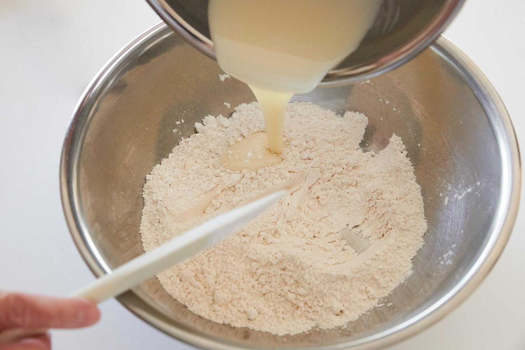 粉と豆乳を混ぜる