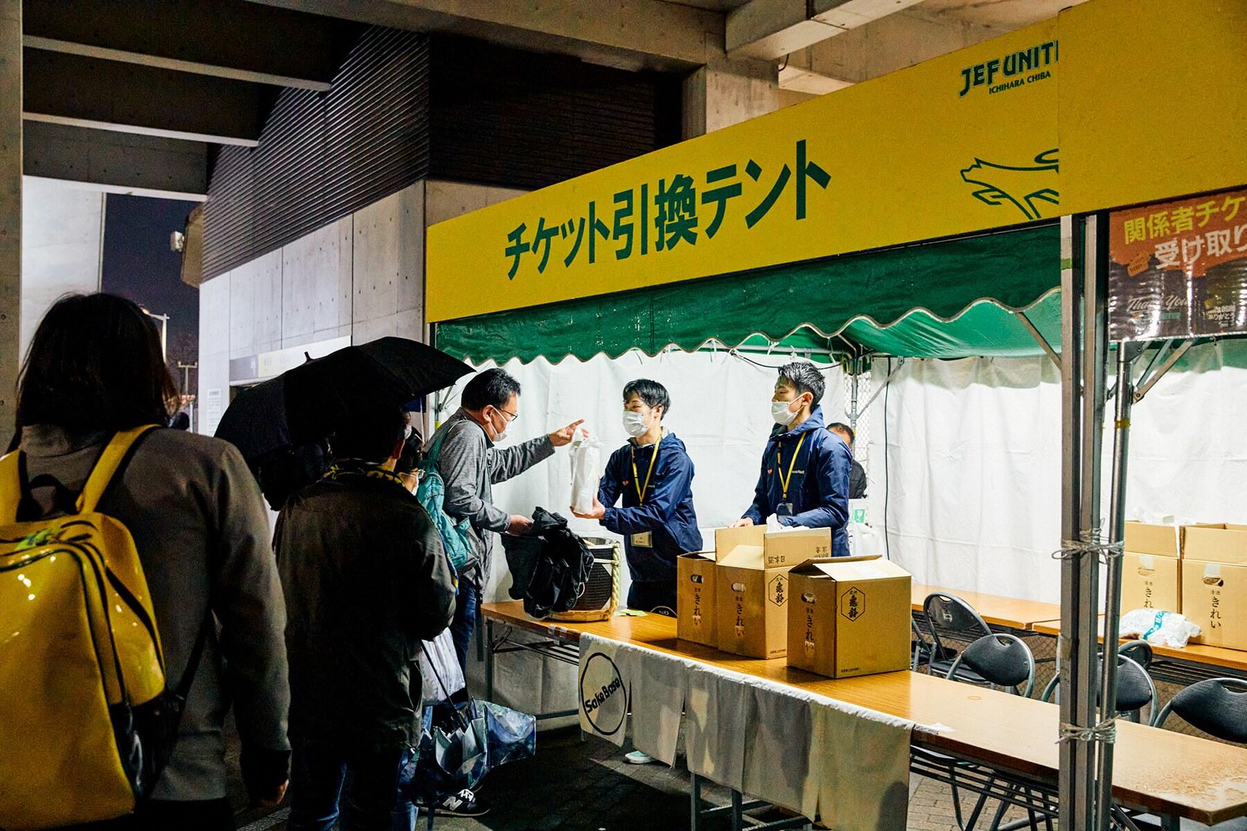 ブースに並ぶ行列