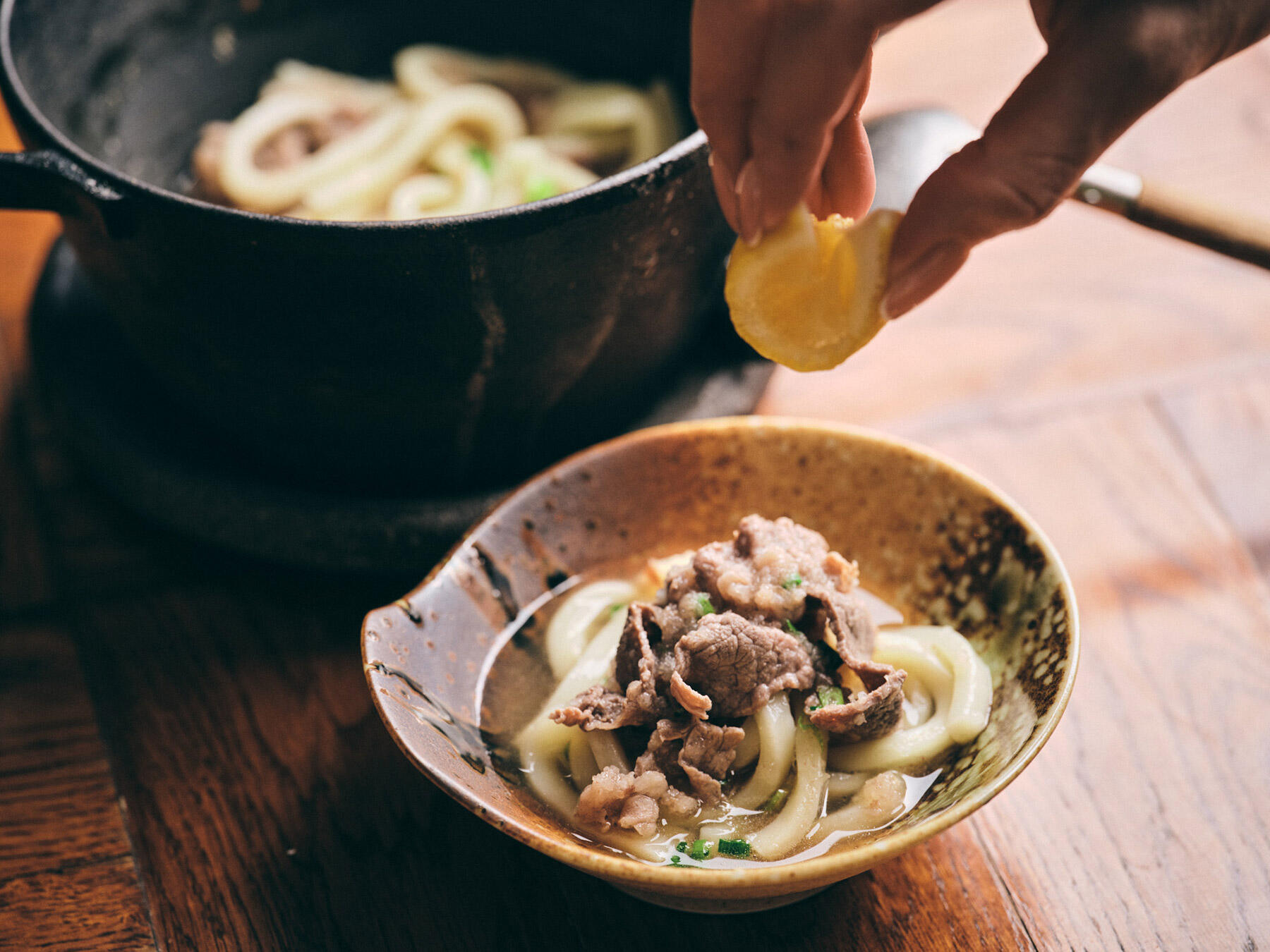 レモンでさっぱり“焼牛バラと大根おろしの小鍋”の締めうどん！