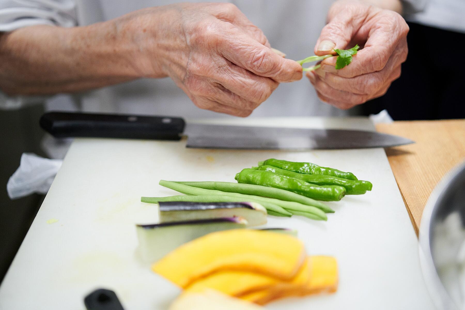野菜を処理する手元
