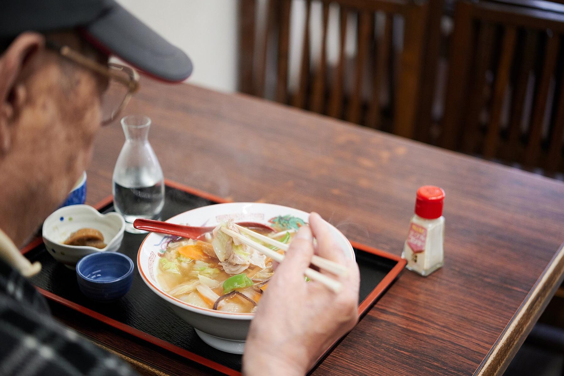 五目そばを食べる青木さん