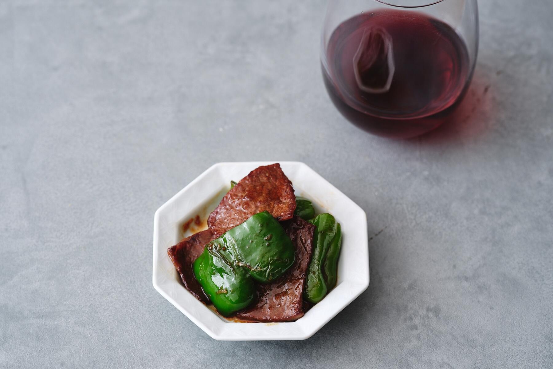 食べ応えのあるもも肉が旨い“牛肉とピーマンのオイスター炒め”