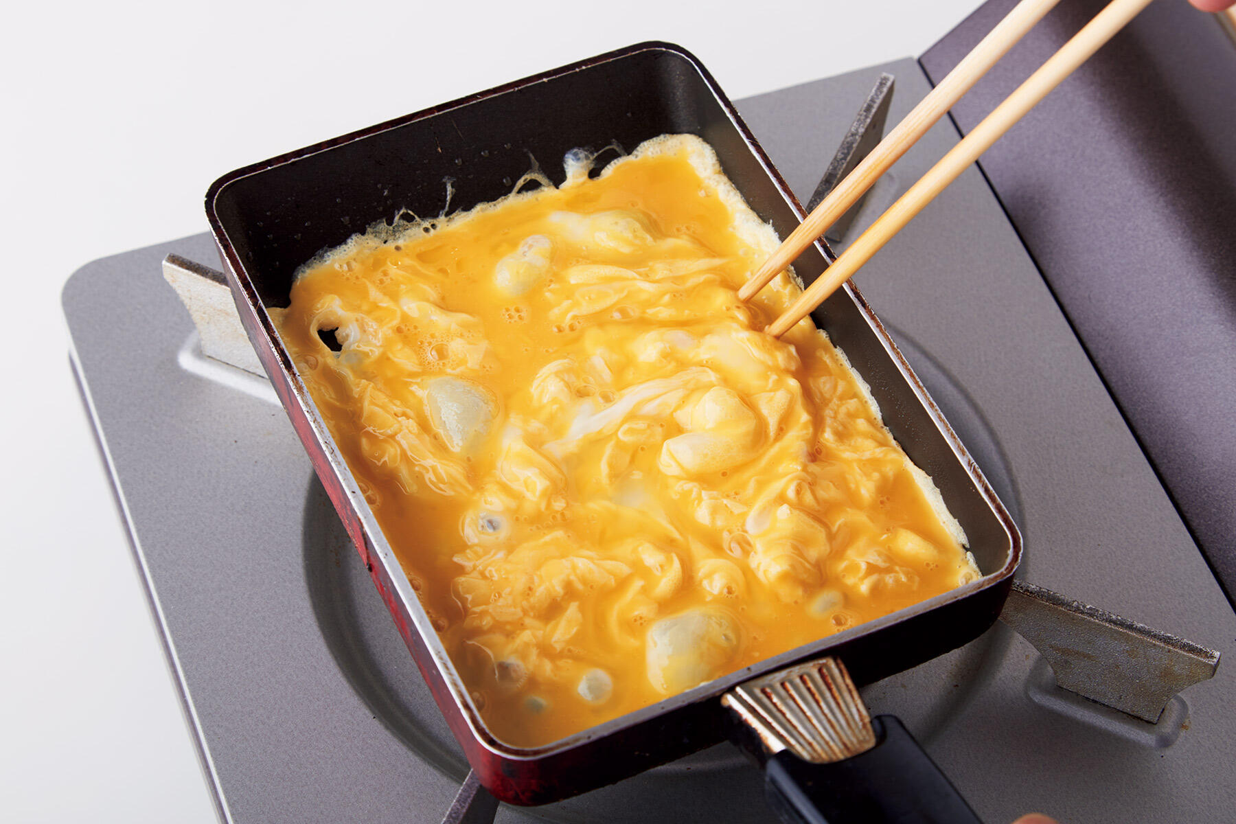 卵液の1/4量を火にかける