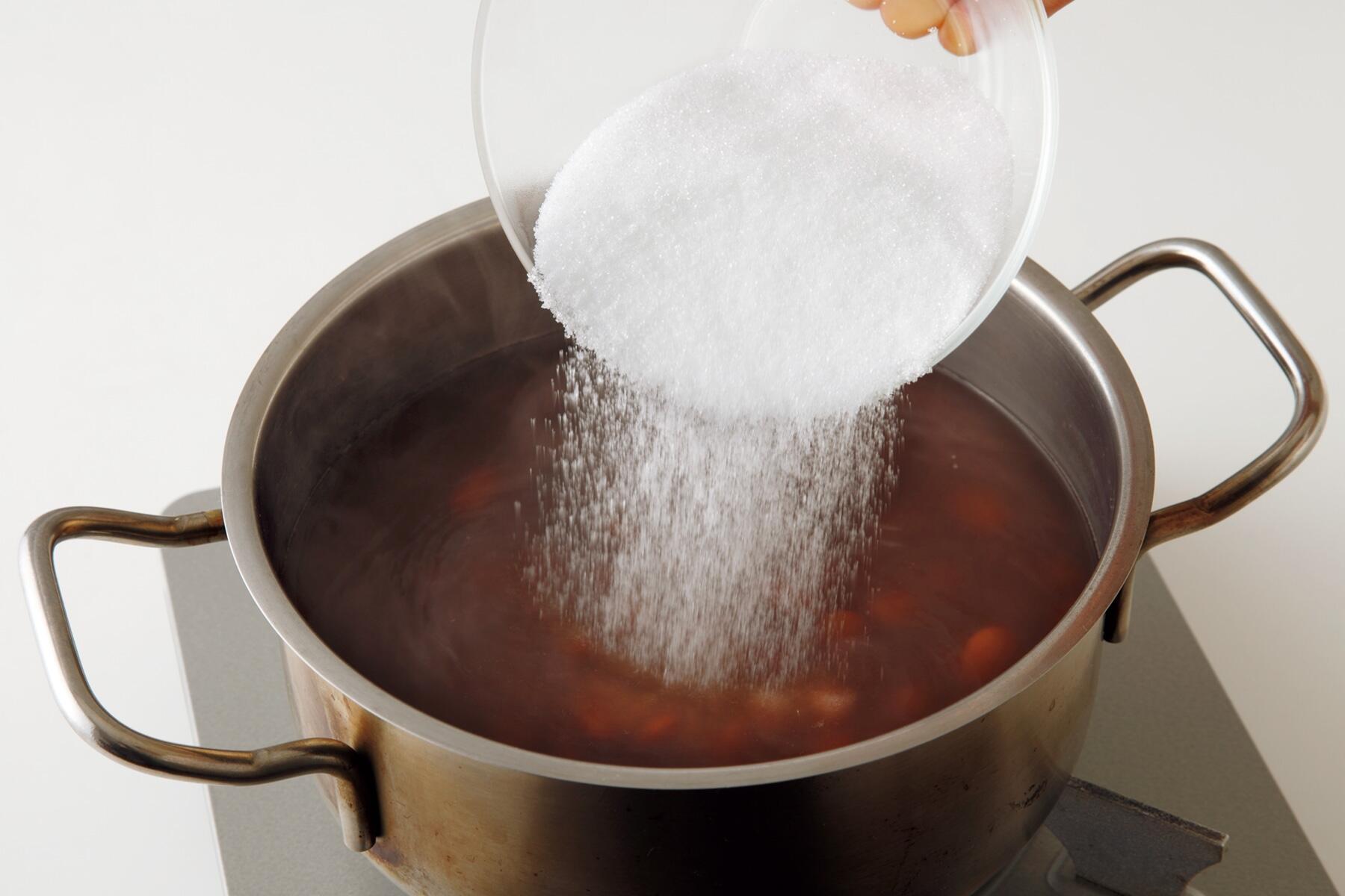 グラニュー糖を加える