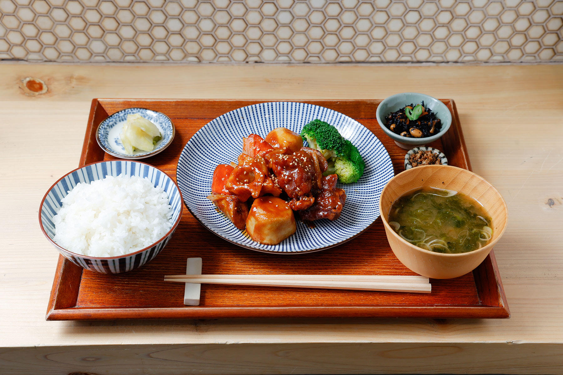 揚げ鶏と根菜の辛味噌定食