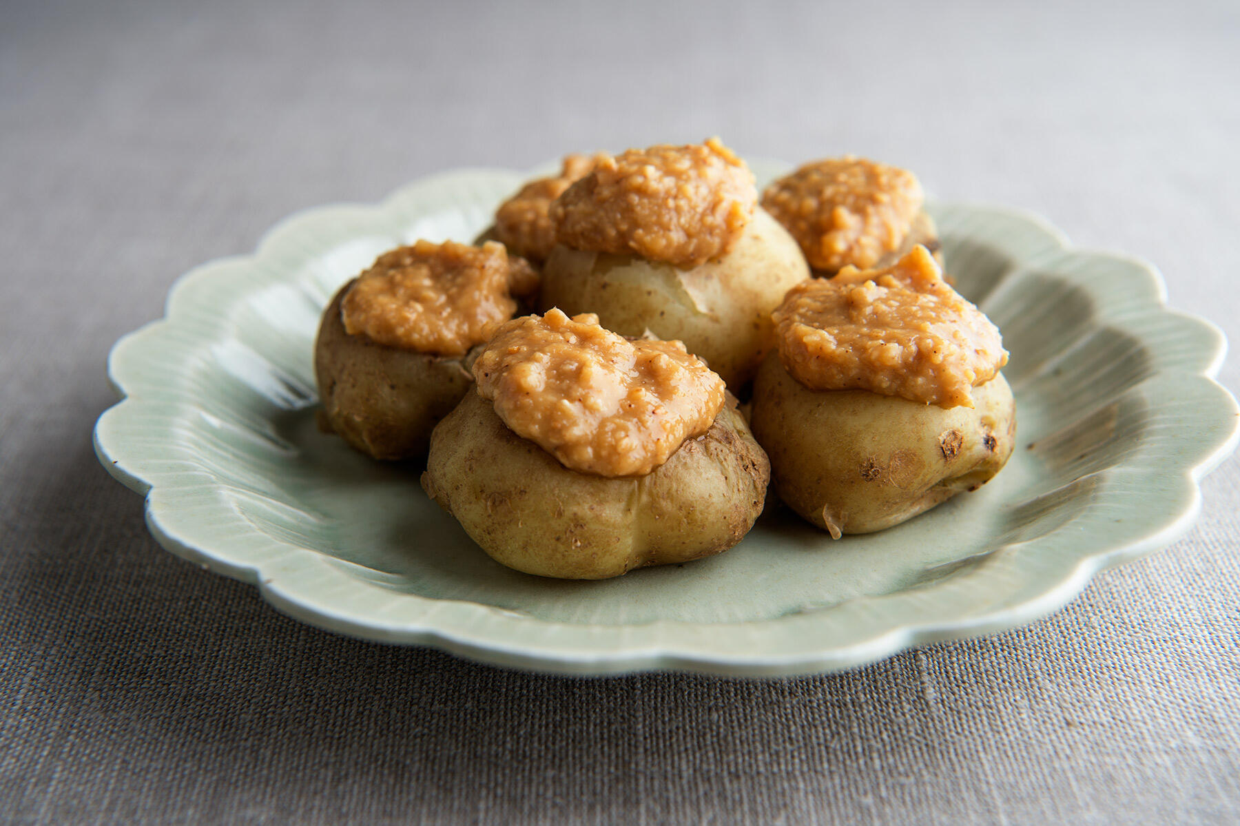 新じゃがのホクホク食感がたまらない“蒸しじゃがいもの胡麻味噌がけ”