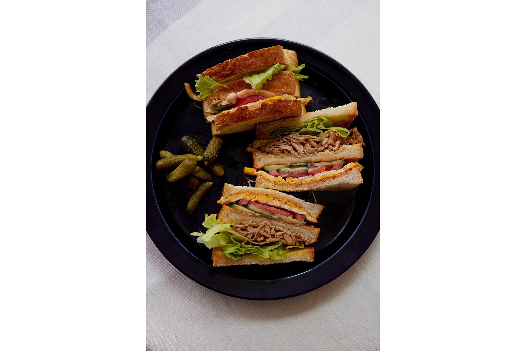 みっちりと食べ応え抜群の“ポーク、野菜＆目玉焼きサンド”