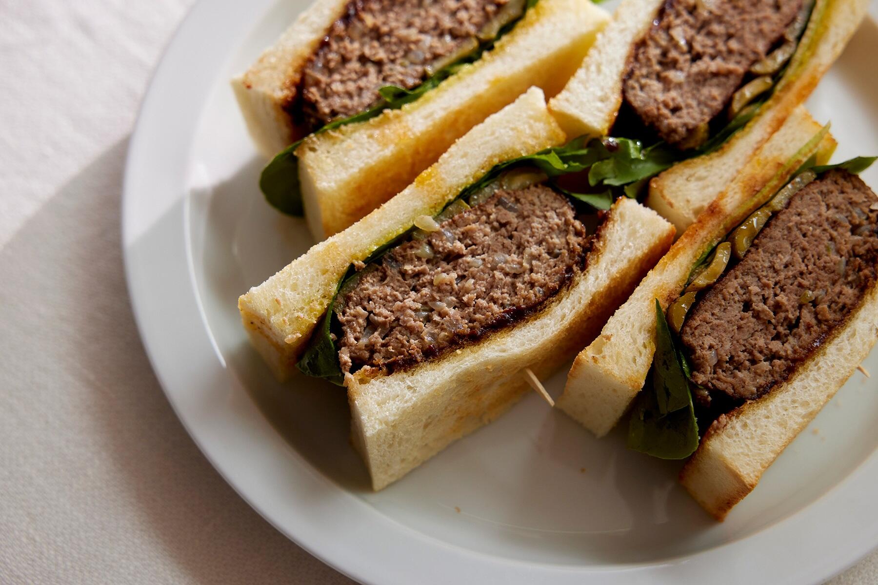 ジューシーな肉汁はじける“ハンバーグサンド”