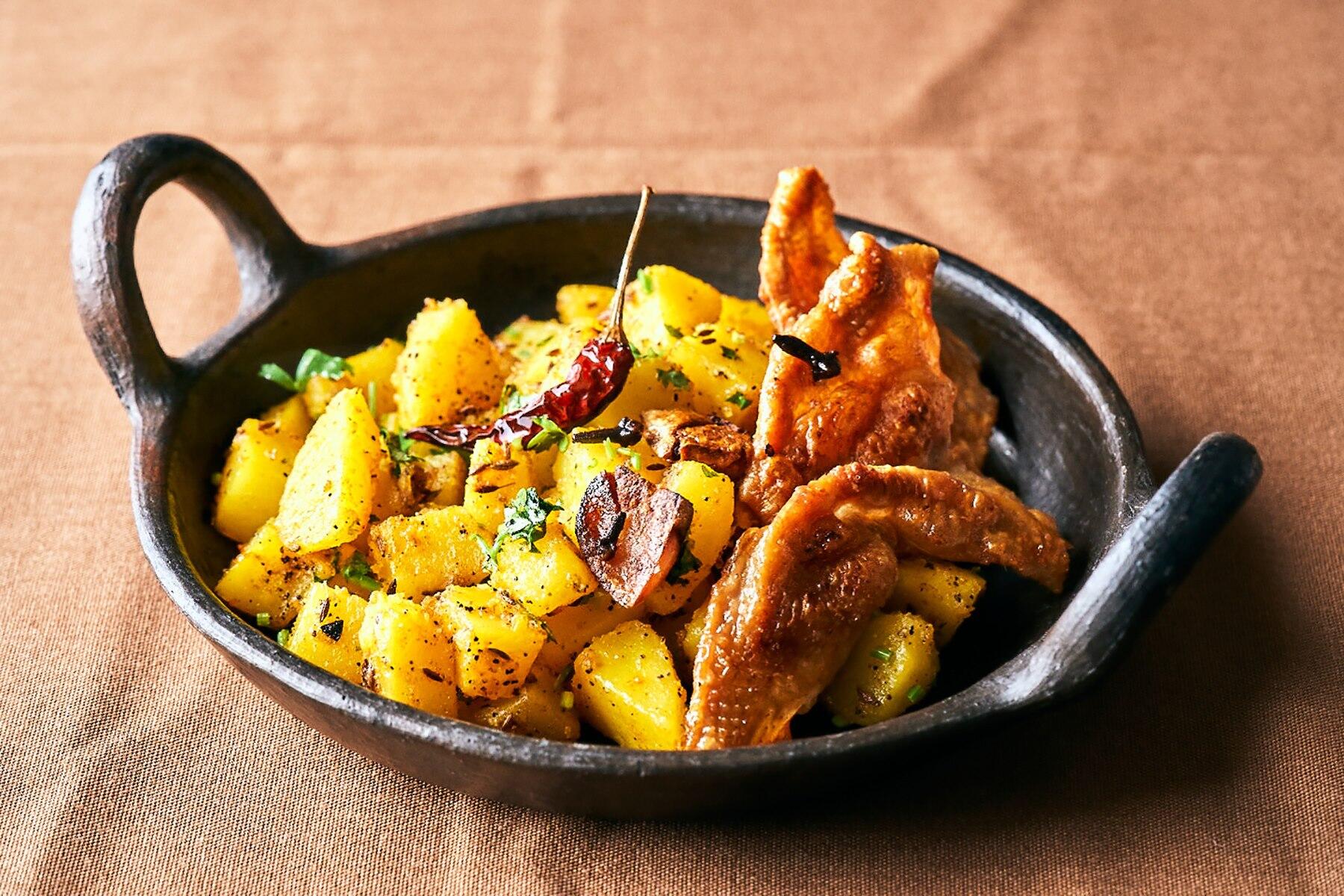 こってり香ばしい“じゃがいもの鶏皮クミン炒め”