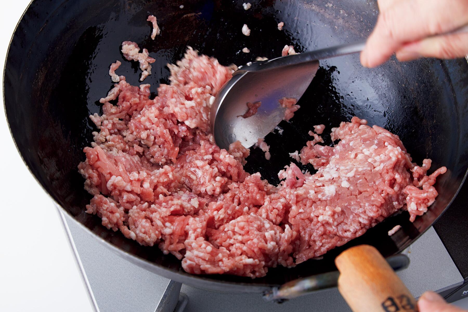 挽き肉を炒める