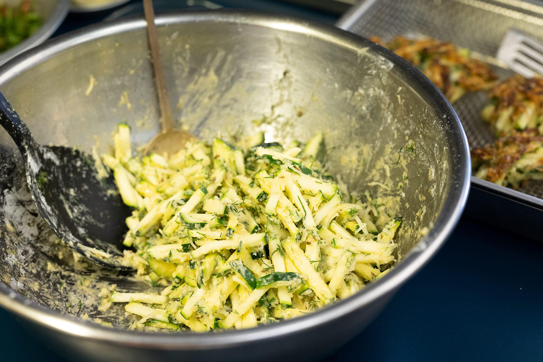 粉類とスパイスを混ぜる