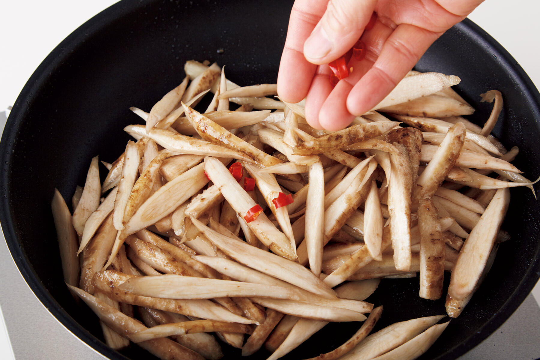 赤唐辛子を加える