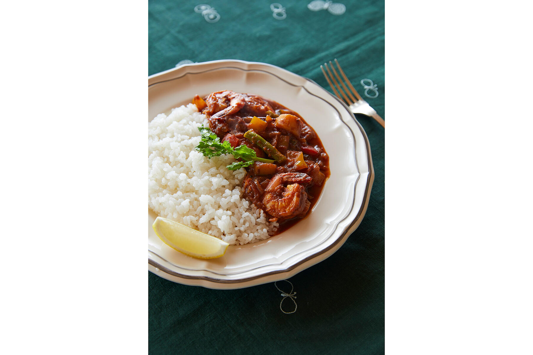 スパイシーだけれど口当たりまろやかな“海老と帆立のカレー”