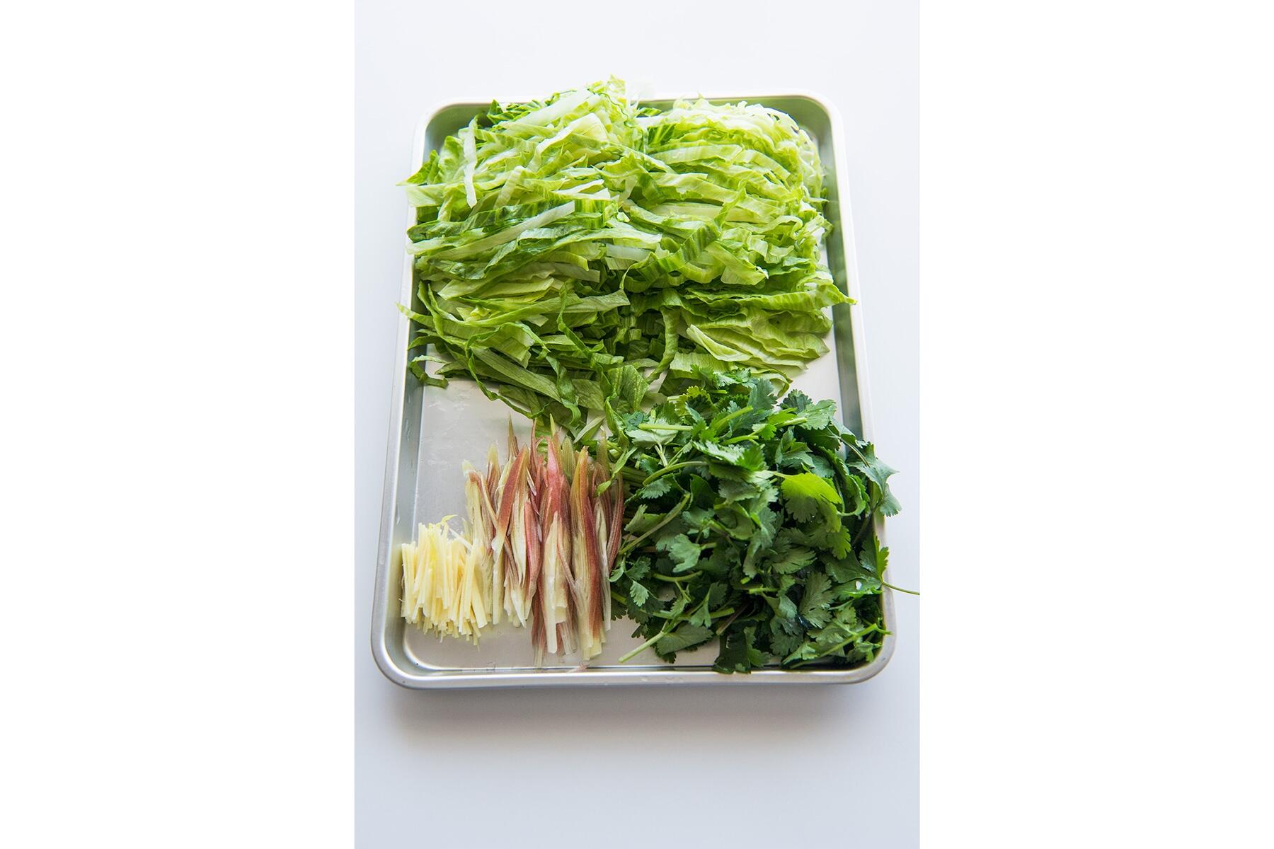 野菜類をカットする