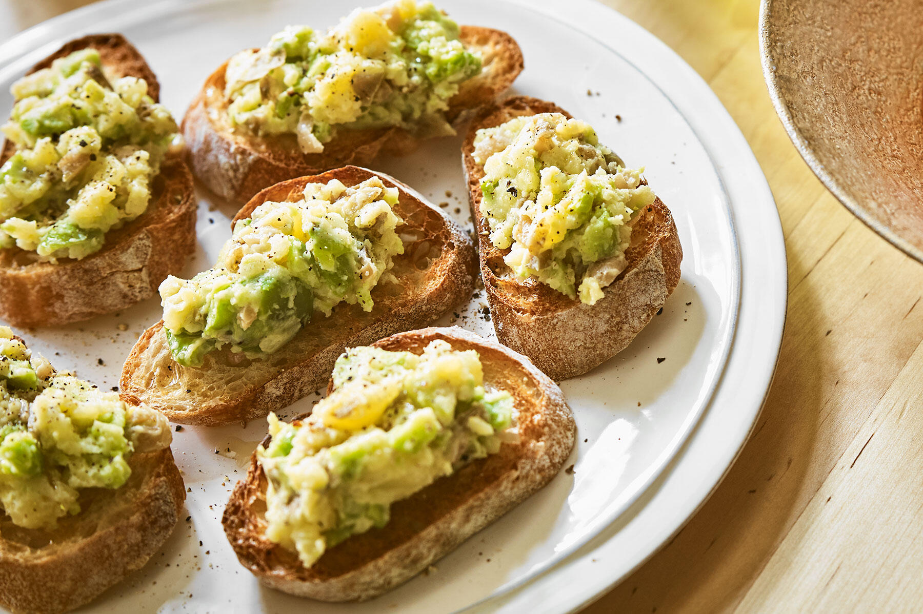 そら豆と新じゃがのクロスティーニ