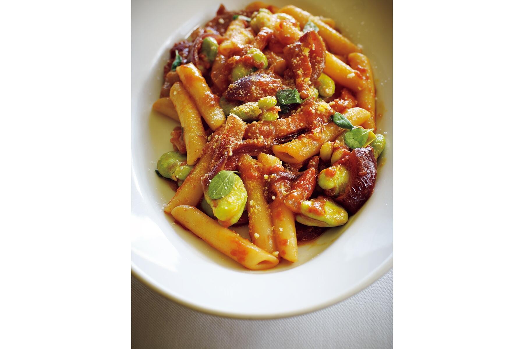 そら豆とグアンチャーレのトマト煮込みパスタ